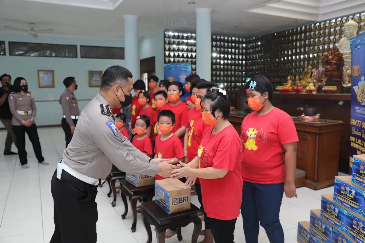 Korps Lalu Lintas (Korlantas) Polri mengunjungi Panti Guna Nanda, Lembaga Penyantun Anak Budha di Jalan Tambun Rengas, Cakung, Jakarta Timur dan membagikan ratusan paket sembako (Istimewa)