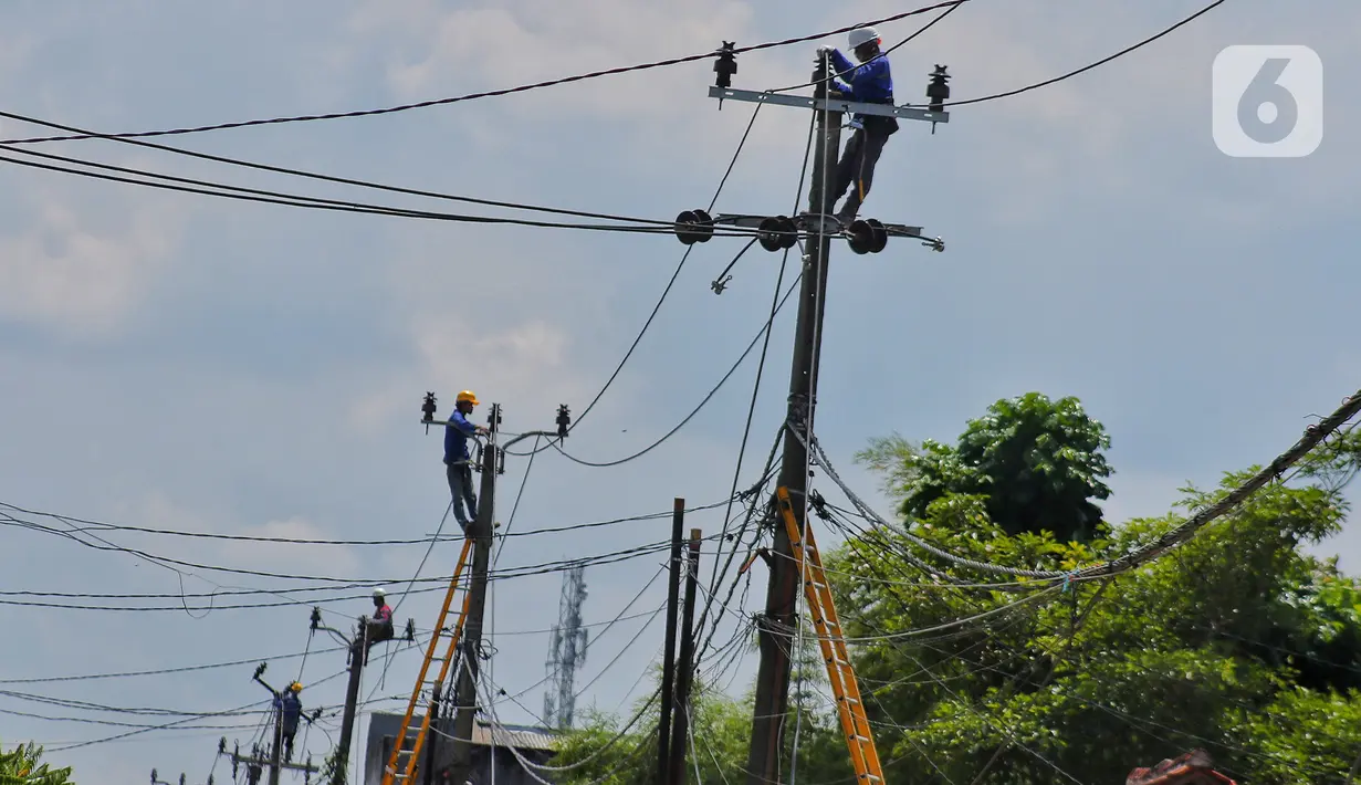 Petugas melakukan perawatan kabel listrik di kawasan Kosambi, Tangerang, Senin (9/1/2023). Pemerintah tidak menaikkan tarif listrik periode Januari hingga Maret 2023 untuk 13 golongan pelanggan non subsidi. (Liputan6.com/Angga Yuniar)