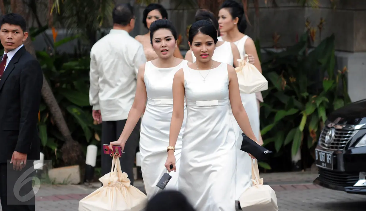 Pengiring pengantin pernikahan anak  kedua ketua DPR RI saat melakukan persiapan di Gereja Katedral, Jakarta Pusat, Jumat (27/11). Wisatawan dilarang masuk ketika pernikahan anak dari ketua DPR RI berlangsung. (Liputan6.com/Helmi Afandi)