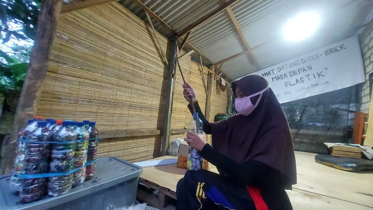 ahabat ZCD dan mustahik binaan ZCD di Desa Sumurgung, Kabupaten Tuban, Jawa Tengah melalui program Ngabuburit Ecobricks.