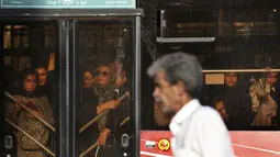 Sejumlah wanita berada di dalam bus di Teheran tengah, Iran (10/8/2019). Komunitas masyarakat berupa kaum Persia, Armenia, Yahudi, Azeri, dan Afghan. Tempat ibadah berupa masjid, gereja dan sinagoge. (AP Photo/Vahid Salemi)