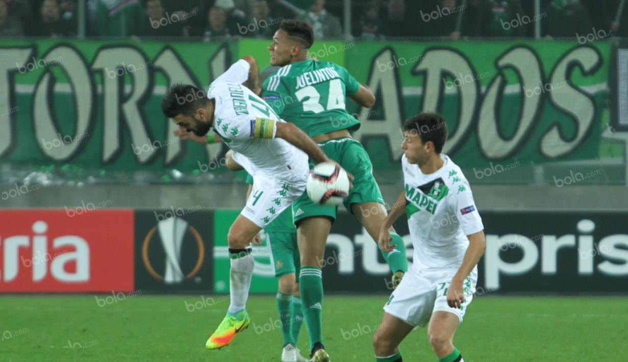 Striker Rapid, Joelinton, dan kapten US Sassoulo, Francesco Magnanelli berduel di udara menyambut umpan lambung dari pertahanan Rapid. (Bola.com/Reza Khomaini)