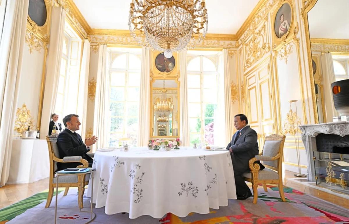 Seskab Teddy Bocorkan Isi Pertemuan 4 Mata Prabowo-Presiden Macron di Istana Élysée