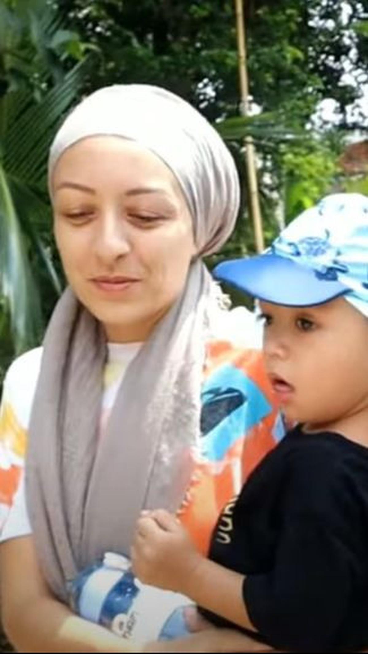 "Oh ini sama, tapi di Prancis lebih model, di Prancis tidak ada tenda tetapi di dalam kantor," jawab Melissa.