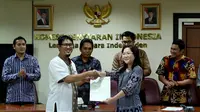 KPI menyerahkan Izin Penyelenggaraan Penyiaran (IPP) kepada 10 stasiun televisi swasta, diantaranya SCTV dan INDOSIAR (Gempur M Surya/Liputan6.com)