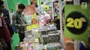 Anak-anak membaca buku di Islamic Book Fair 2018 di JCC, Jakarta, Jumat (20/4). (Liputan6.com/Faizal Fanani)