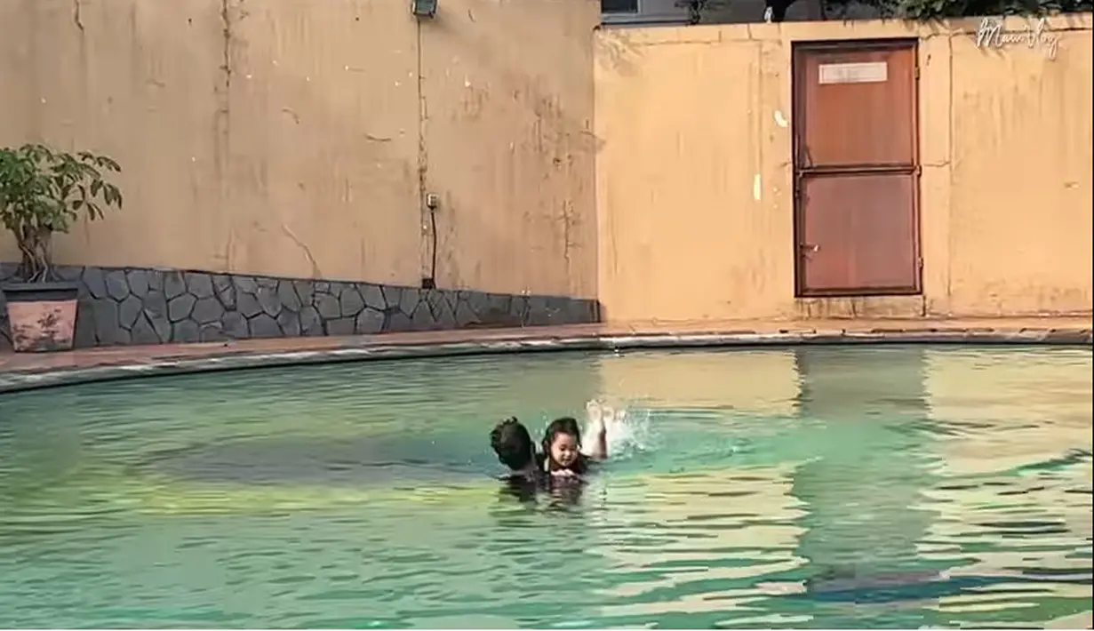 Gewa yang baru saja genap  tiga tahun juga belajar renang. Momen Gewa saat belajar renang di bantu oleh seorang pelatih. [Youtube/Mutia Ayu]