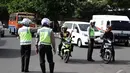 Polisi lalu lintas bersiaga di Bundaran Hotel Indonesia (HI) untuk mengalihkan pengendara motor, Jakarta, Rabu (17/12/2014). (liputan6.com/Faizal Fanani)