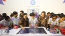 Head of Public Policy Google Indonesia Shinto Nugroho (tengah) bersama Direktur Pelestarian Cagar Budaya Permuseuman Harry Widianto (ketiga kanan) saat peluncuran Art Camera dan Google Cardboard, Jakarta, Kamis (27/10). (Liputan6.com/Immanuel Antonius)