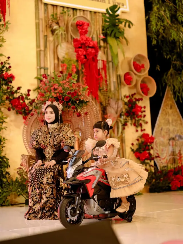 Rayakan Ultah Bersama, Ria Ricis dan Moana Tampil Glamor dengan Gaun Sentuhan Wastra dan Wayang