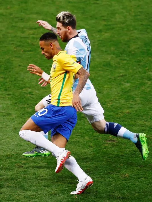 Lionel Messi berebut bola dengan Neymar saat pertandingan Brasil menjamu Argentina di stadion Mineirao, Belo Horizonte, Brasil (10/11). Dalam pertandigan ini, kedua pemain bintang klub Barcelona harus bertemu sebagai lawan. (Reuters/Ricardo Moraes)