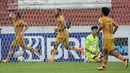 Sejumlah pemain Bhayangkara FC merayakan gol kedua ke gawang Persipura Jayapura yang dicetak Adam Alis Setyano (kiri) dalam laga pekan ke-15 BRI Liga 1 2021/2022 di Stadion Moch. Soebroto, Magelang, Kamis (02/12/2021). (Bola.com/Bagaskara Lazuardi)
