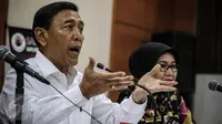  Menkopolhukam Wiranto memberikan penjelasan dalam Konferensi pers Saber Pungli di Media Center Kemenkopolhukam, Jakarta, Kamis (24/11). Wiranto menegaskan, pemerintah sangat serius menangani pemberantasan pungli. (Liputan6.com/Faizal Fanani)