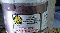Sejumlah warga Desa Sarimulyo, Kecamatan Ngawen, Kabupaten Blora, Jawa Tengah, mendapatkan bantuan rice cooker gratis dari Kementerian Energi dan Sumber Daya Mineral (KESDM). (Liputan6.com/ Ahmad Adirin)