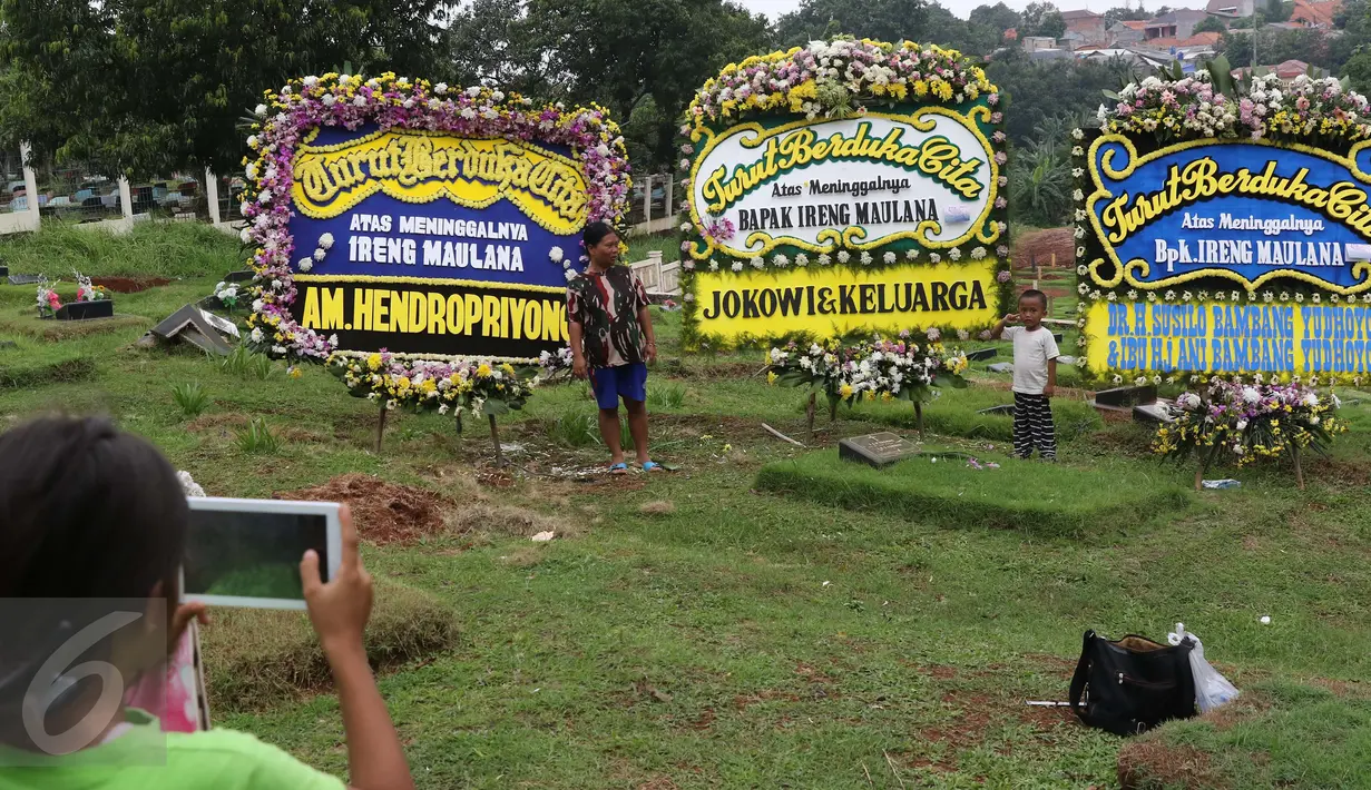 Ungkapan belasungkawa dari sejumlah tokoh atas meninggalnya Ireng Maulana, TPU Kampung Kandang, Jakarta, Senin (7/3/2016). Ireng Maulana menghembuskan napas terakhirnya di RS Harapan 