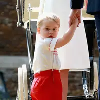 Pangeran George (via popsugar.com)