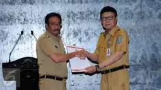 Wakil Gubernur DKI Djarot Saiful Hidayat (kiri) menerima nota penugasan dari Mendagri, Tjahjo Kumolo di Balai Agung Jakarta, Selasa (9/5). Djarot menjabat Plt Gubernur hingga masa jabatannya habis, Oktober 2017. (Liputan6.com/Helmi Fithriansyah)