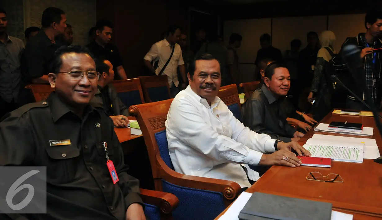 Jaksa Agung HM Prasetyo (Tengah) saat menghadiri rapat dengan Pansus Pelindo, di Jakarta, Kamis (29/10/2015). Dalam rapat ini DPR meminta penjelasan Kejagung terkait kasus Pelindo II. (Liputan6.com/Johan Tallo)