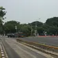 Ruas Jalan Medan Merdeka Barat yang ada di depan Istana disterilkan menyusul rencana demo mahasiswa. Sejumlah kendaraan taktis kepolisian disiagakan di sekitar lokasi. (Muhammad Radityo Priyasmoro/Liputan6.com)