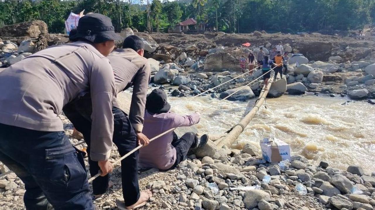 Polda Sumbar Bangun Jembatan Darurat dari Pohon Pinang di Agam, Permudah Akses Korban Banjir Bandang