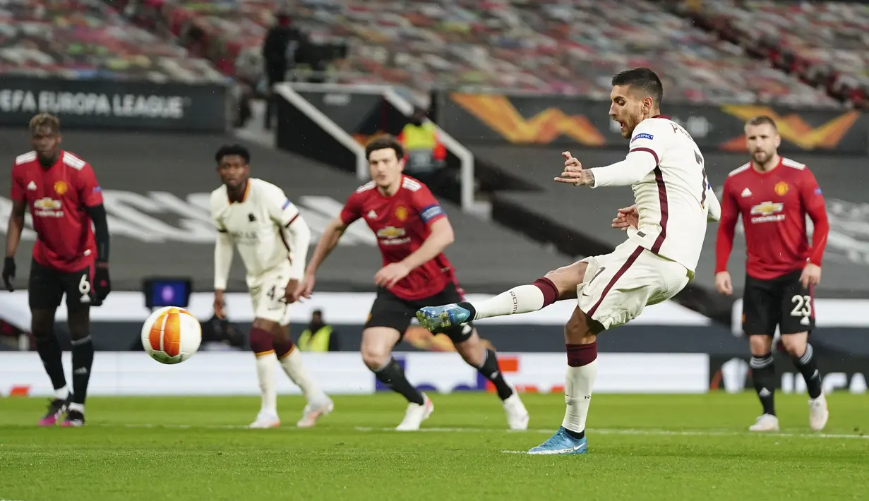 Gelandang AS Roma, Lorenzo Pellegrini melakukan ekseskusi penalti yang berbuah gol pertama timnya ke gawang Manchester United dalam laga leg pertama semifinal Liga Europa 2020/2021 di Old Trafford Stadium, Manchester, Kamis (29/4/2021). AS Roma kalah 2-6 dari Manchester United. (AP/Jon Super)