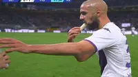 Gelandang Fiorentina Sofyan Amrabat berbuka puasa Ramadhan saat laga menghadapi Inter Milan pada lanjutan Liga Italia di Stadion Giuseppe Meazza, Milan, Sabtu (1/4/2023) dini hari WIB. (foto: Twitter @Actu Foot Maroc)