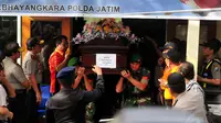 Tim DVI Polda Jawa Timur melakukan penyerahan jenazah korban pesawat AirAsia QZ8501 di RS Bhayangkara, Surabaya, Jumat (2/1/2015). (Liputan6.com/Johan Tallo)