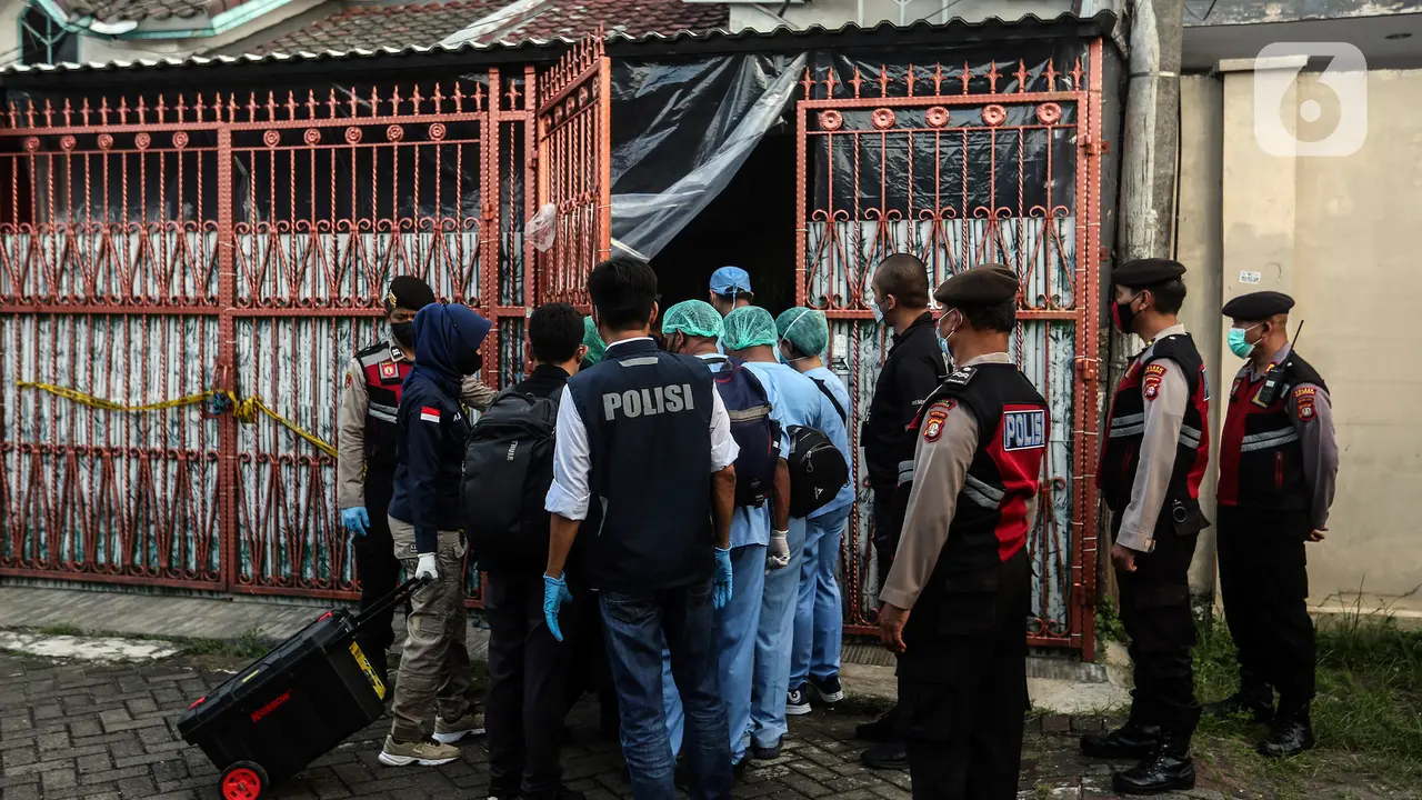 Polisi Olah TKP Kasus Satu Keluarga Meninggal di Kalideres