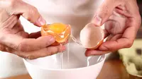 Lapisan putih yang menempel cangkang telur merupakan struktur dari telur asli. (iStockphoto)