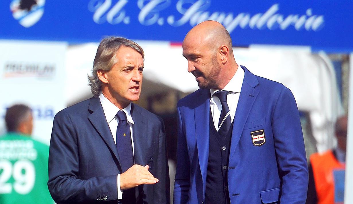 Pelatih Sampdoria Walter Zenga (kanan) berbincang dengan pelatih Inter Roberto Mancini (kiri) usai laga lanjutan Liga Italia Serie A di Stadion Luigi Ferraris, Genoa, Minggu (014/10/2015) Sampdoria dan Inter imbang 1-1. (EPA/Luca Zennaro)