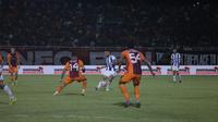 Gelandang Persib Bandung, Luciano Guaycochea mendapatkan penjagaan ketat dari para pemain Borneo FC Samarinda dalam laga tunda pekan ke-21 BRI Super League 2025/2026 di Stadion Segiri, Samarinda, Minggu (15/3/2026). (Bola.com/Erwin Snaz)