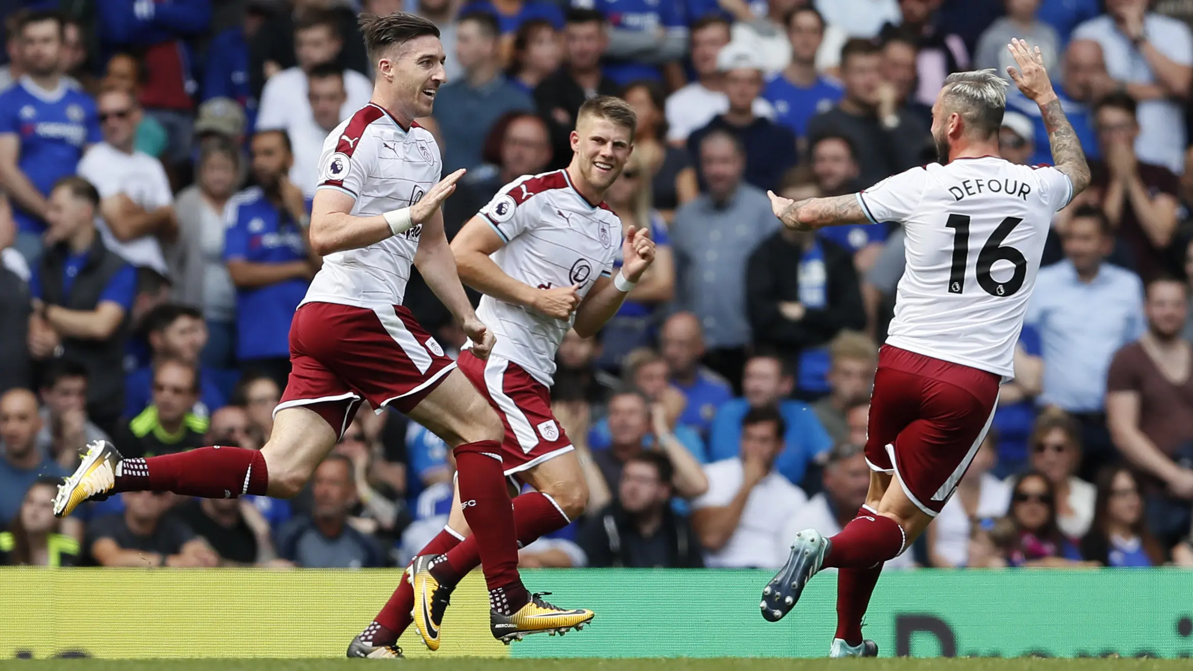 Burnley rayakan kemenangan atas Chelsea pada laga pembuka musim ini. (AP/Kirsty Wigglesworth)