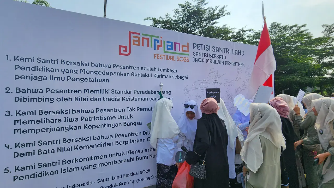 Puluhan ribu santri bersama Wakil Wali Kota Tangerang Selatan, Pilar Saga Ichsan, menandatangani Petisi Santri Land bertajuk “Santri Bersatu Jaga Marwah Pesantren”.