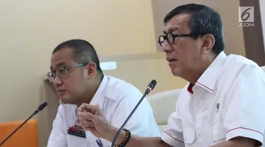 Menteri Hukum dan HAM, Yasonna H. Laoly (kanan) menyampaikan keterangan di Jakarta, Senin (25/3). Keterangan terkait kemenangan pemerintah Indonesia atas perusahaan pertambangan Churchill Mining Plc dan Planet Mining Pty Ltd di gugatan arbitrase International​ ICSID. (Liputan6.com/Helmi Fithriansyah