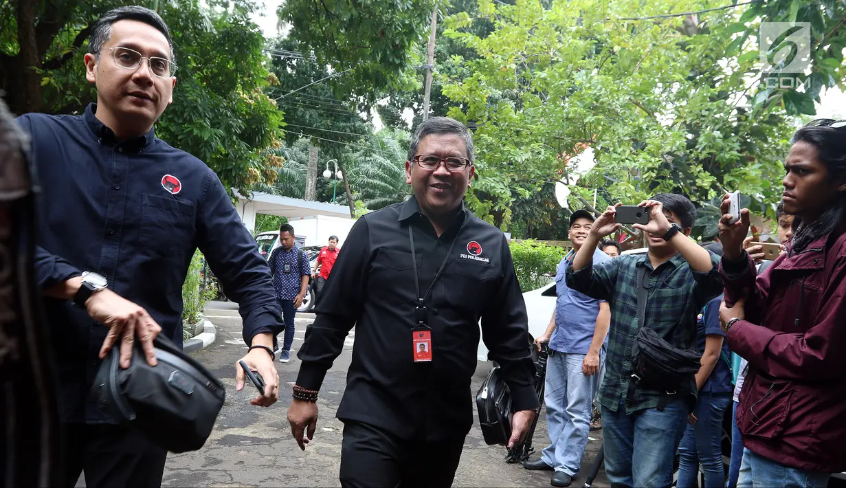 Sekjen PDIP Hasto Kristiyanto tiba di kantor The Wahid Institude, Jalan Taman Amir Hamzah No 8 Menteng, Jakarta Pusat,  Senin (5/2). Hasto terlihat mengenakan kemeja hitam berlogo PDIP.  (Liputan6.com/JohanTallo)