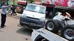 Petugas Dinas Perhubungan DKI Jakarta menderek mobil yang parkir di bahu jalan di kawasan Jatinegara, Jakarta, Senin (2/10). Razia parkir liar dilakukan untuk menertibkan kawasan tersebut. (Liputan6.com/Helmi Afandi)