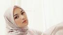 Jika dirinya kerap bagikan OOTD hijabers kekinian, beberapa kali pemilik nama lengkap Citra Kirana Siregar ini mengenakan gamis simpel yang terlihat lebih anggun. Seperti ketika jalani pemotretan ini, ia tampak makin memesona dengan busana dan hijab bernuansa pastel. (Liputan6.com/IG/@citraciki)