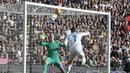 Tandukan kepala dari striker Real Madrid, Cristiano Ronaldo, gagal memebobol gawang Barcelona pada laga bertajuk El Clasico La Liga di Santiago Bernabeu, Sabtu (23/12/2017). Real Madrid takluk 0-3 dari Barcelona. (AP/Paul White)