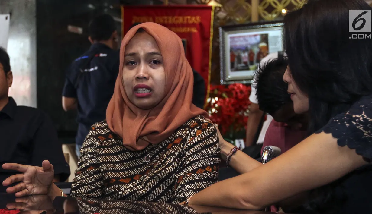 Dokter gigi Romi Syofpa Ismael menangis saat mendatangi Kemendagri, Jakarta, Rabu (31/7/2019). drg Romi penyandang disabilitas yang menduduki peringkat pertama saat tes tapi gagal menjadi CPNS di Solok Selatan, Sumbar datang untuk mencari keadilan. (Liputan6.com/Johan Tallo)
