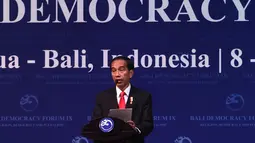 Presiden Joko Widodo (Jokowi) menyampaikan pidatonya dalam pembukaan Bali Democracy Forum (BDF) IX di Nusa Dua, Kamis (8/12). Gelaran BDF ke-9 ini mengangkat  tema mengenai "Religion, Democracy and Pluralism". (SONNY TUMBELAKA/AFP)
