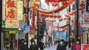 Dekorasi lampion Imlek menghiasi Chinatown di Yokohama, Prefektur Kanagawa, dekat Tokyo, Selasa (9/2/2021). Yokohama Chinatown adalah kawasan pecinan terbesar di Jepang, terletak di pusat kota Yokohama. (AP Photo/Koji Sasahara)