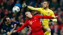 Kiper Atletico Madrid Jan Oblak berusaha menghalau bola sundulan Franck Ribery di leg kedua semifinal Liga Champions di Allianz Arena (4/5). Meski kalah 2-1 dari Munchen, Atletico melaju ke final dengan aggregat gol tandang. (Reuters/Ralph Orlowski)
