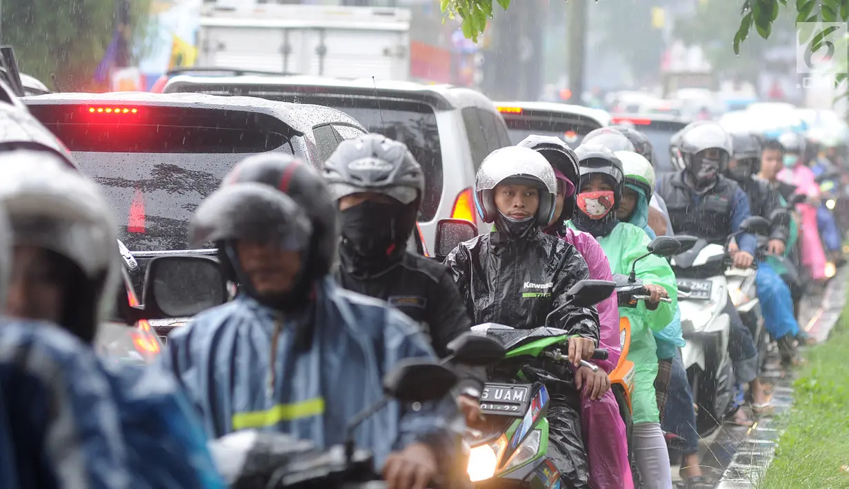 Kemacetan kendaraan saat pengendara hendak melewati banjir di Jalan Cinere Raya (depan Mall Cinere), Depok, Jawa Barat, Minggu (31/3). Banjir terjadi akibat sistem drainase yang buruk. (merdeka.com/Arie Basuki)