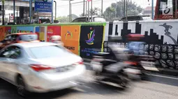 Kendaraan melintasi mural bertema Asian Games di kawasan Tanjung Barat, Jakarta, Kamis (31/5). Pembuatan mural Asian Games ini salah satu bentuk sosialisasi agar warga Jakarta turut aktif dalam memeriahkan pesta orah raga ini. (Liputan6.com/Faizal Fanani)