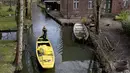 Perempuan pengirim surat Andrea Bunar mengantarkan surat dengan perahu di desa Spreewald di Luebbenau dekat Berlin, Jerman, Selasa (5/4/2022). Spreewald terletak sekitar 100 km tenggara ibukota Jerman, Berlin. (AP Photo/Michael Sohn)