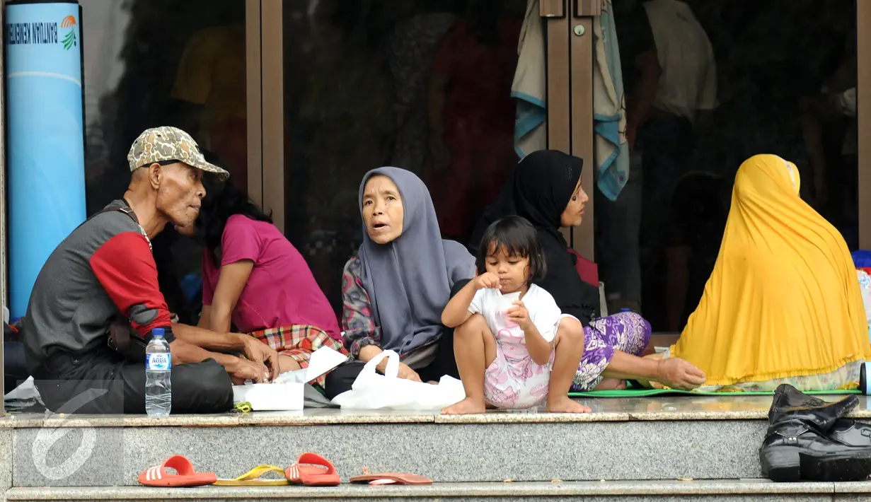 Warga Cipinang Melayu beristirahat di pelataran Masjid Raya Universitas Borobudur, Jakarta, Senin (20/2). Ratusan warga Cipinang Melayu terpaksa mengungsi akibat banjir yang menggenangi pemukiman mereka. (Liputan6.com/Helmi Fithriansyah)
