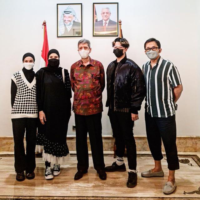Zaskia Adya Mecca dan keluarga temui Duta Besar Palestina, Zuhair Al-Shun. (Foto: Instagram @hanungbramantyo)