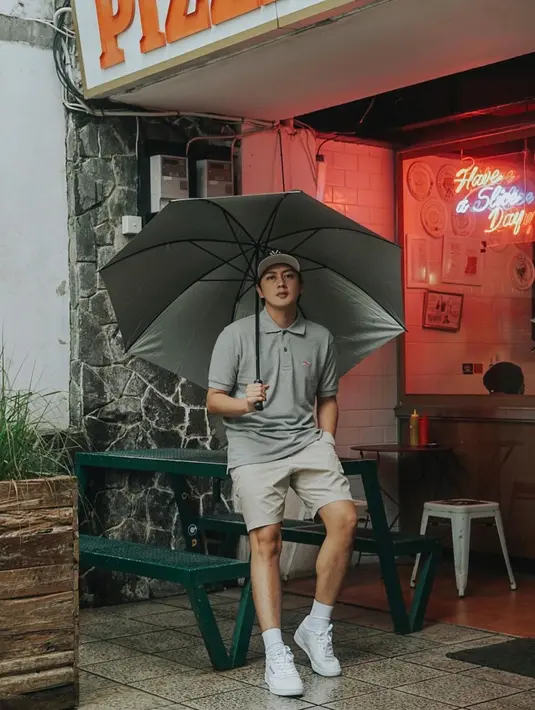 <p>Ditambah lagi dengan gaya berpakaian Adhyra Yudhi yang simpel namun tetap menarik. (Foto: instagram.com/@adhyrayudhi)</p>