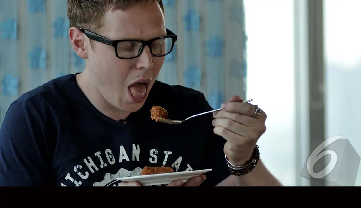 Matt Hart siap melahap cilok yang disodorkan kepadanya. Foto diambil pada Rabu (17/8/2014) (Liputan6.com/Johan Tallo)