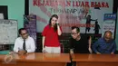 Kiki Mirano didampingi kuasa hukum bersiap memberikan keterangan pers di Komnas Perlindungan Anak, Jakarta, Kamis (28/4). Kedatangannya untuk dimintai keterangan terkait laporan sang istri, Sheila Marcia beberapa waktu lalu. (Liputan6.com/Herman Zakharia)